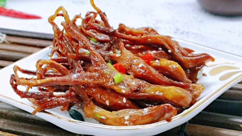 酱鸭舌,入口有嚼劲,特别好吃。