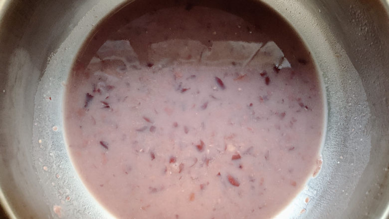 红豆薏米糊,有设备的小伙伴,可用料理机/榨汁机打磨一下,回锅小火煮。