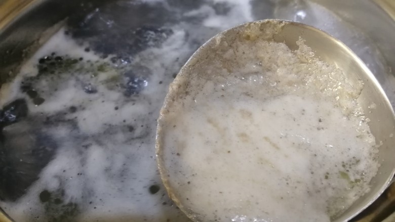 虫草花乌鸡汤,大火煮开,撇去浮沫。