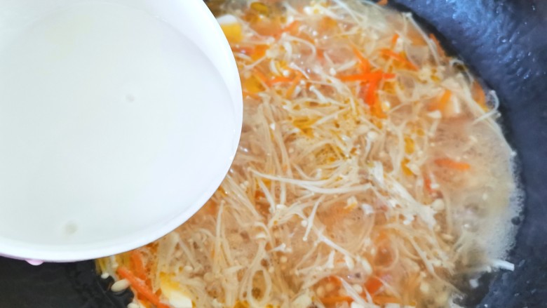 金针菇豆腐汤,烧好倒入淀粉水勾芡,放入少许<a style='color:red;display:inline-block;' href='/shicai/ 756'>鸡精</a>,散上葱花出锅