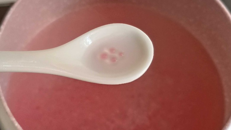 缤纷水果西米露,15分钟后关火,这时候可以看到煮完的西米中间还有硬芯