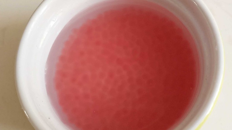 缤纷水果西米露,把焖好的西米倒入筛网,用冷水冲半分钟左右,备用。