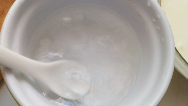 缤纷水果西米露,盛出,用勺子搅一搅,晾至常温