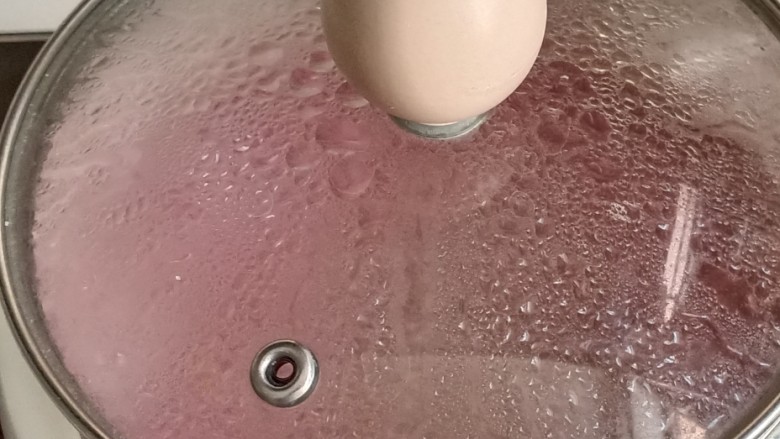 缤纷水果西米露,盖上盖子焖10分钟。10分钟后西米全变成透明的,如果还有很多硬芯,继续开火煮一会,重复操作直至没有硬芯