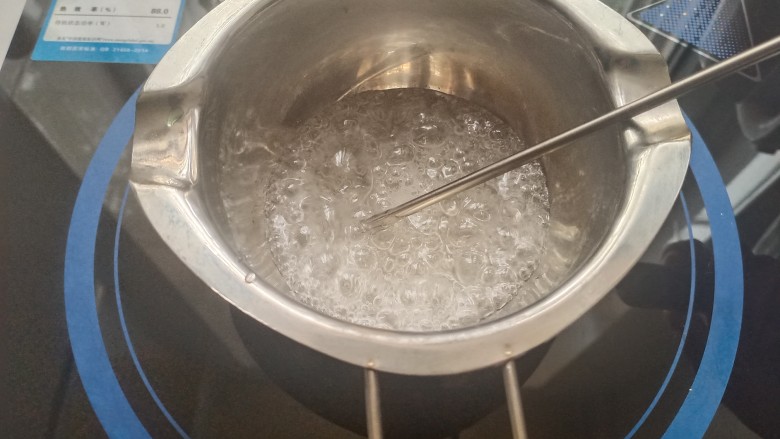 缤纷水果西米露,另取一小锅,倒入清水和一小勺糖,把水煮开,糖融化即可