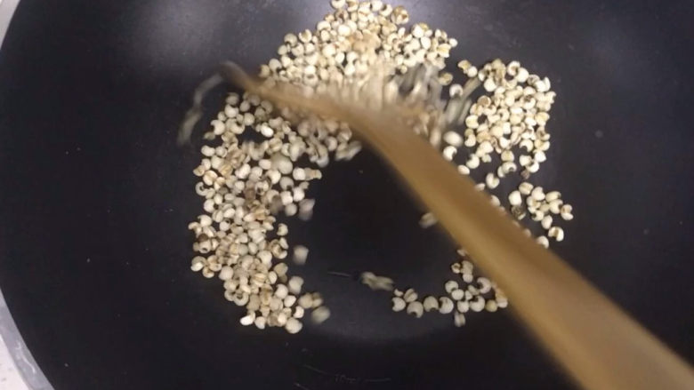 红豆薏米糊,炒至表面微黄,能闻到薏米香味就可以了