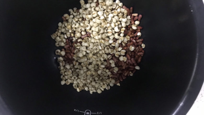 红豆薏米糊,再把炒好的薏米,红豆一起锅中