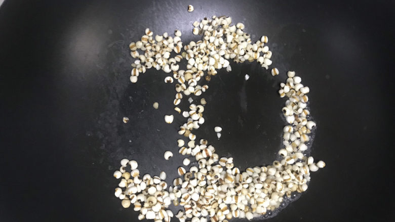 红豆薏米糊,泡好后,把薏米放入炒锅小火炒