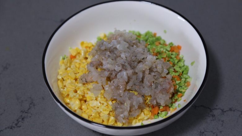 鲜虾玉米饼,加入虾肉末