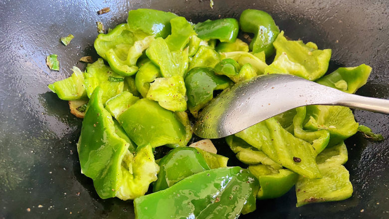 青椒炒香肠,青椒倒入锅中翻炒均匀,炒至断生。