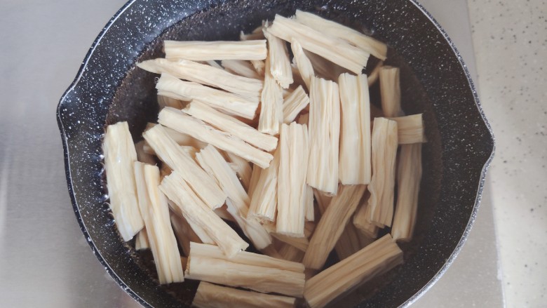 黄瓜拌腐竹,锅内煮适量清水,水开后放入泡好的腐竹,中大火煮5分钟左右