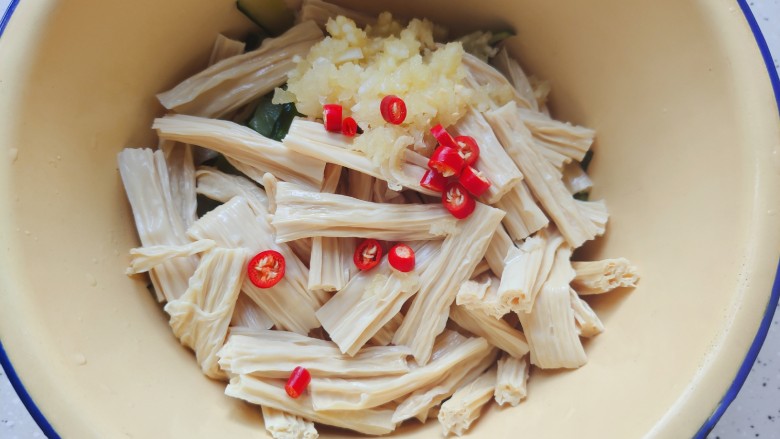 黄瓜拌腐竹,将黄瓜,腐竹,蒜泥,洗净切碎的<a style='color:red;display:inline-block;' href='/shicai/ 82'>小米椒</a>全部放入大碗