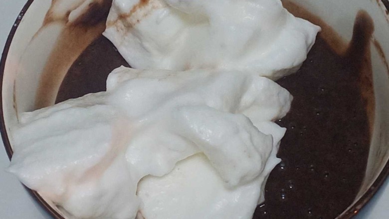 艾素糖造型水果蛋糕,取三分之一的蛋白到蛋黄糊中,翻拌匀