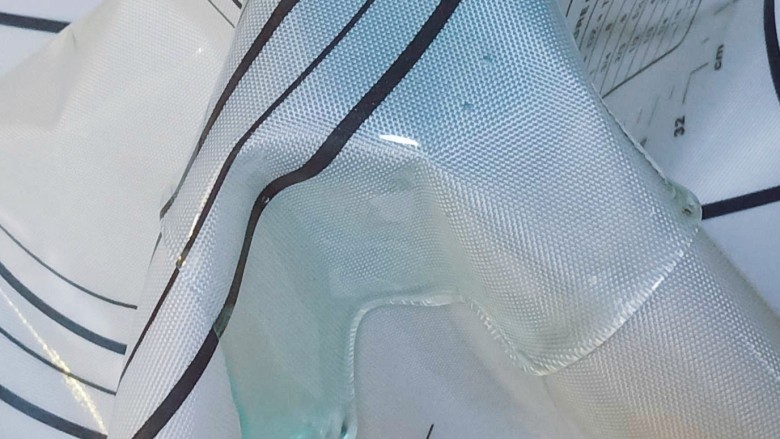 艾素糖造型水果蛋糕,剩下的糖浆全部倒在硅胶垫上,再慢慢转移到保温杯上定型。不要把垫子放在杯子上直接浇糖浆,后果很严重。