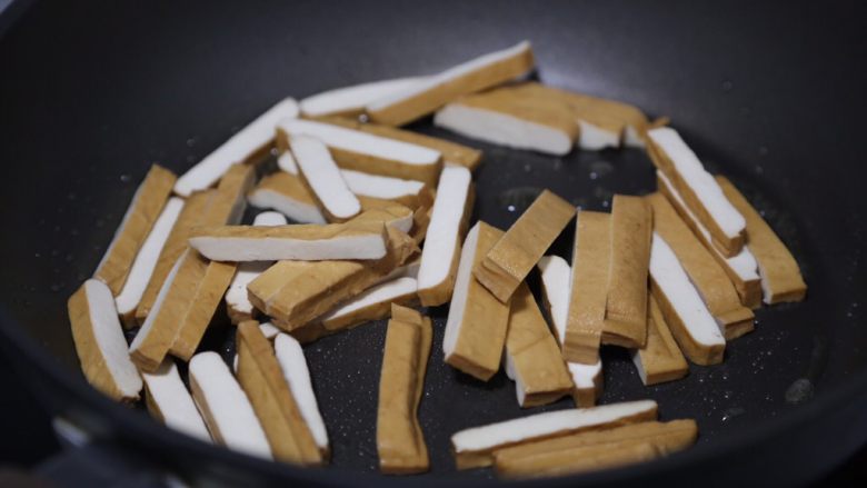 毛豆炒香干,锅里放少许盐,放入香干翻炒