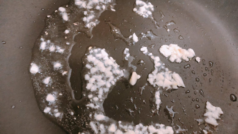 胡萝卜炒虾仁,锅内重新下油,加入蒜末爆香。