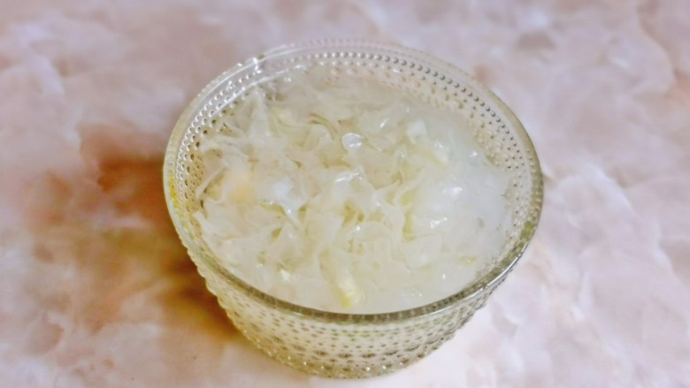 紫薯银耳粥,首先紫薯去皮,洗干净。