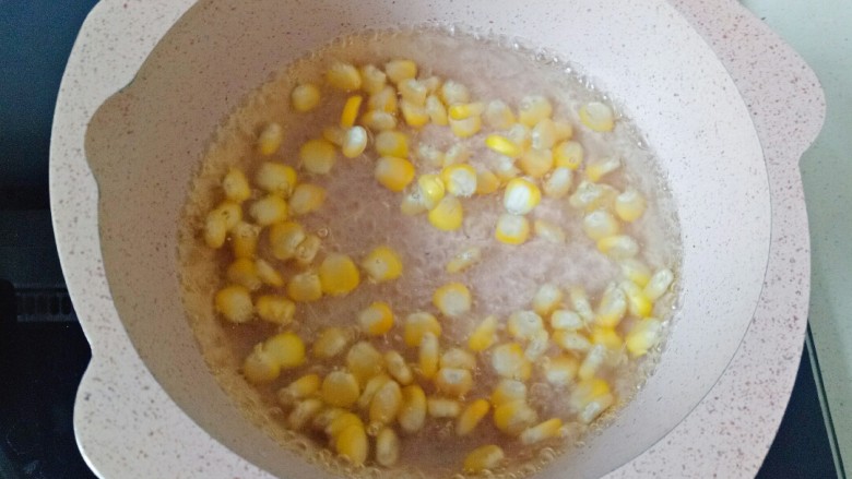 黄金玉米饼,锅中加入适量清水煮开,放入玉米粒焯水捞出