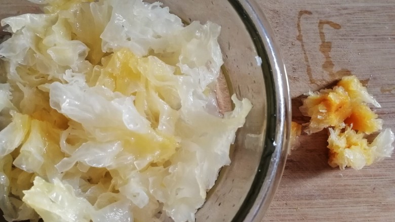 紫薯银耳粥,去点根部,撕成小朵,清水洗干净。