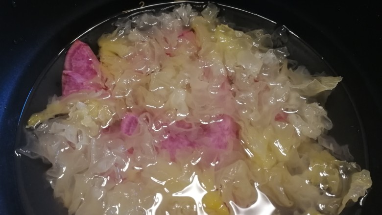 紫薯银耳粥,加入清水到0.5的水位线,加几滴<a style='color:red;display:inline-block;' href='/shicai/ 715'>白醋</a>,会让粥的颜色变回紫色。