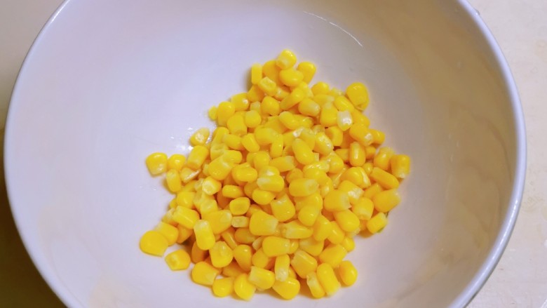 黄金玉米饼,捞到大碗里,晾凉。