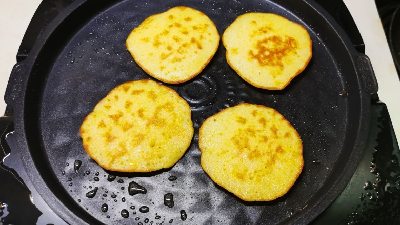黄金玉米饼,上下盘同时加热,小饼两面金黄出锅。