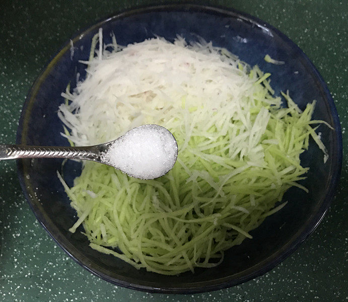 黄金玉米饼,全部擦好后,加一小勺盐