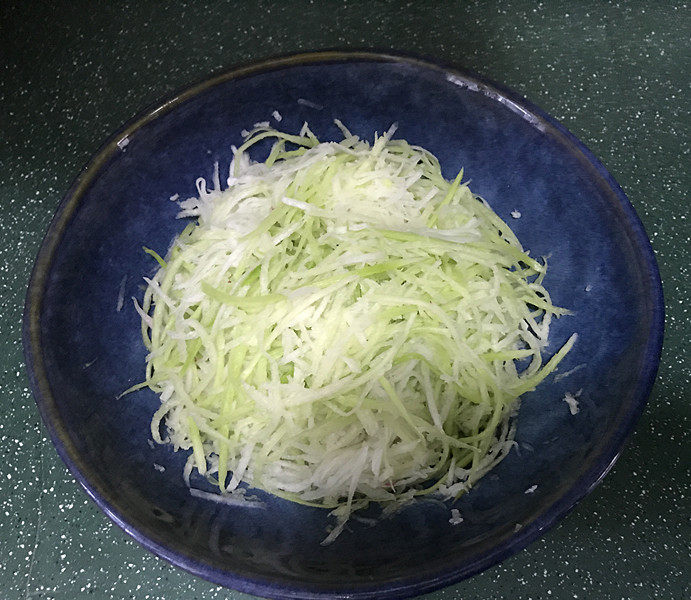 黄金玉米饼,抓拌均匀后腌制10分钟以上,杀出萝卜里的水分