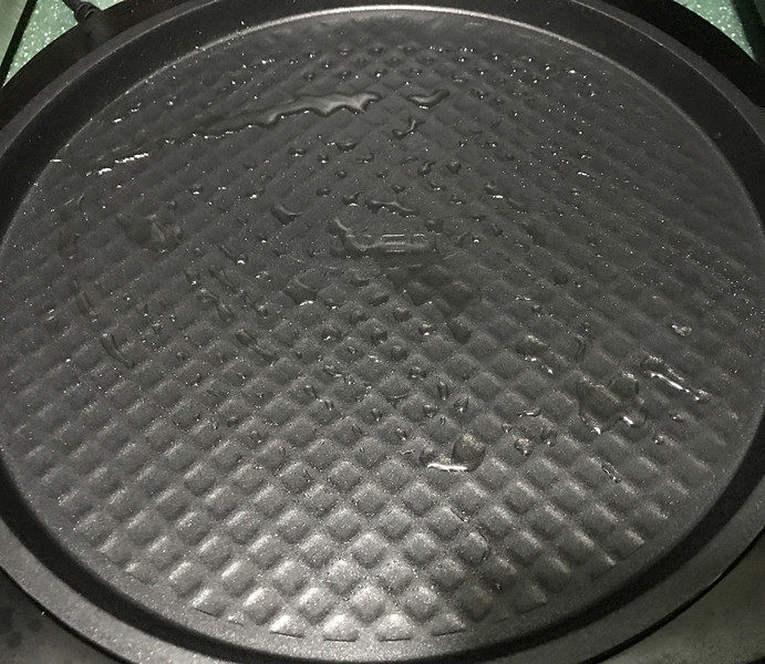 黄金玉米饼,电饼铛预热好,把上、下两面都刷点食用油,