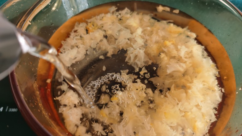 紫薯银耳粥,切好的银耳加入足够的<a style='color:red;display:inline-block;' href='/shicai/ 156925'>水</a>开火煮开，先把银耳煮一段时间再放米，这样银耳容易煮烂出胶。<a style='color:red;display:inline-block;' href='/shicai/ 156925'>水</a>尽量要一次性放足，不要中途再加<a style='color:red;display:inline-block;' href='/shicai/ 156925'>水</a>。