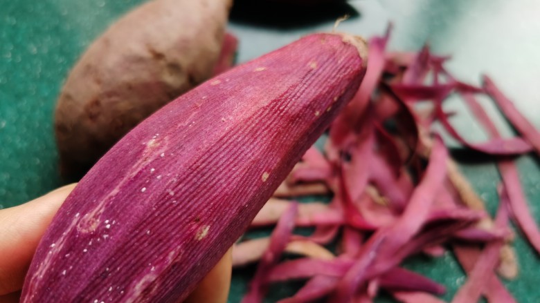 紫薯银耳粥,<a style='color:red;display:inline-block;' href='/shicai/ 2643'>紫薯</a>去皮，清洗干净。