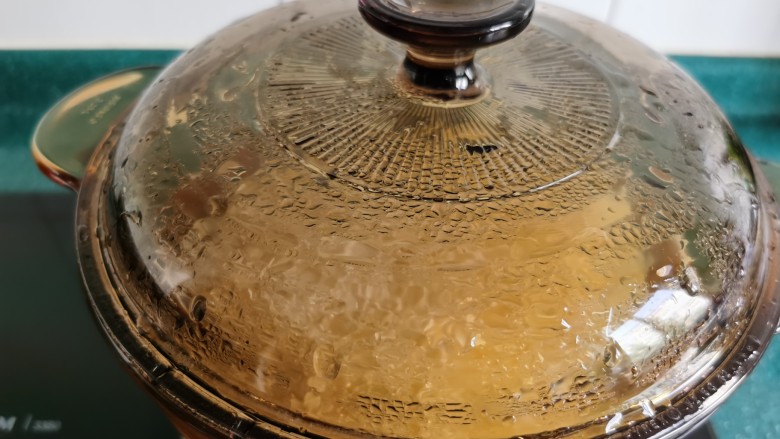 紫薯银耳粥,大火煮开，然后改小火盖上盖子慢煮。