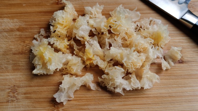 紫薯银耳粥,<a style='color:red;display:inline-block;' href='/shicai/ 232'>银耳</a>提前一夜泡发，去除根部，冲洗干净之后切成小朵。