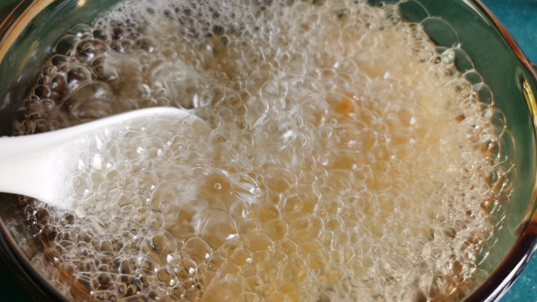 紫薯银耳粥,煮粥过程中搅动几次，防止溢锅。