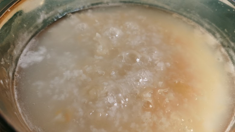紫薯银耳粥,当粥煮到大米开花，汤汁粘稠时。