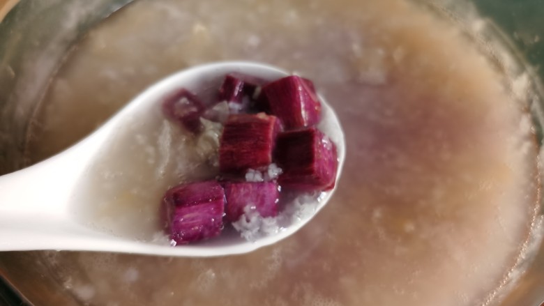 紫薯银耳粥,放入紫薯块。