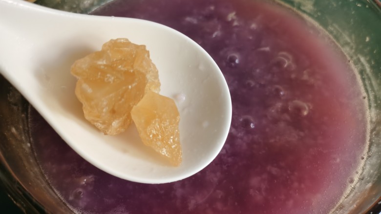 紫薯银耳粥,加入<a style='color:red;display:inline-block;' href='/shicai/ 866'>冰糖</a>。