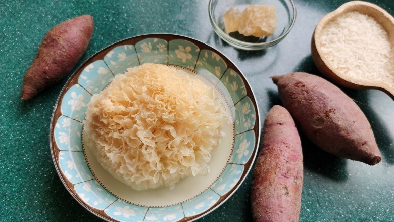 紫薯银耳粥,准备所需食材。