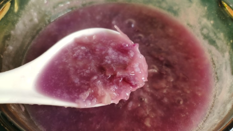 紫薯银耳粥,继续煮到紫薯熟透。