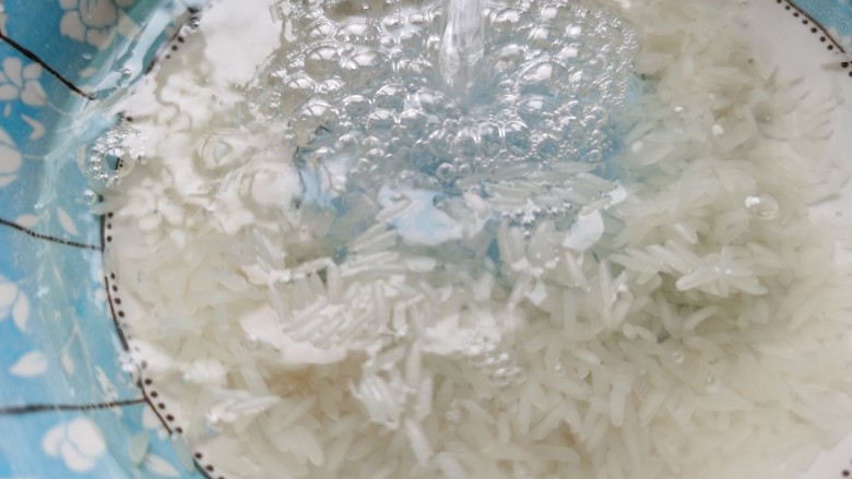 紫薯银耳粥,<a style='color:red;display:inline-block;' href='/shicai/ 492'>大米</a>淘洗干净。