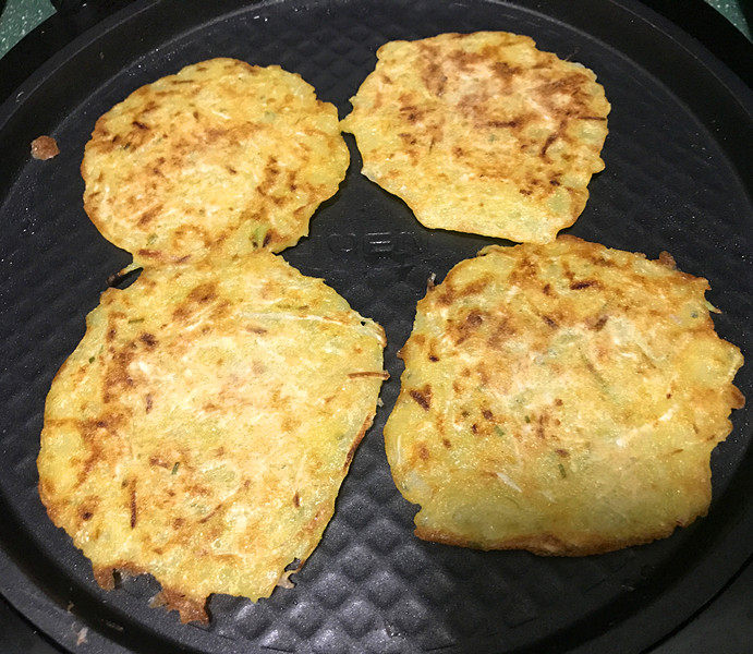 黄金玉米饼,翻面看下,底面的颜色更加金黄诱人,有没有