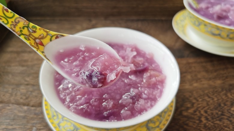 紫薯银耳粥,颜色美美哒～～