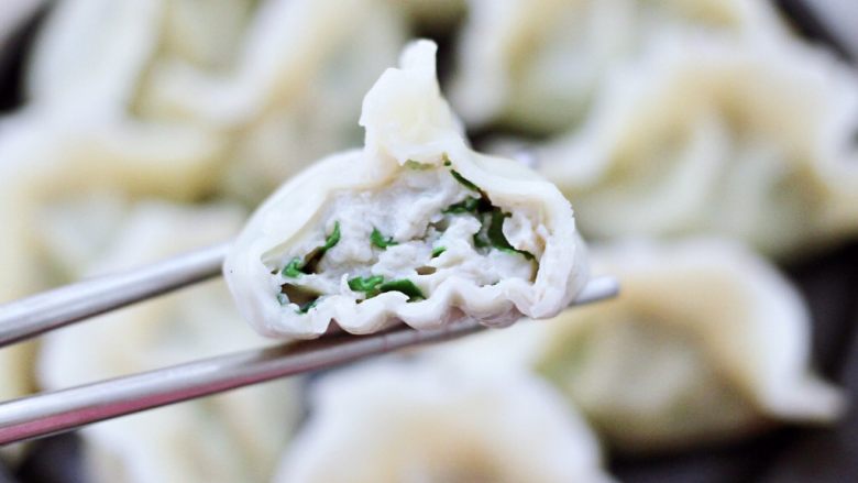 烟台正宗鲅鱼饺子,配上自己喜欢的蘸料就可以了,鲜的不要不要,简直就是人间美味,吃上一口就停不下来了。