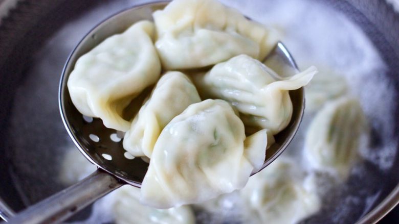 烟台正宗鲅鱼饺子,把煮好的鱼饺子捞出沥干水分，盛到盘子里面。