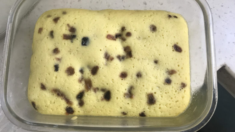 山药鸡蛋糕,蒸好取出,撕掉保鲜膜