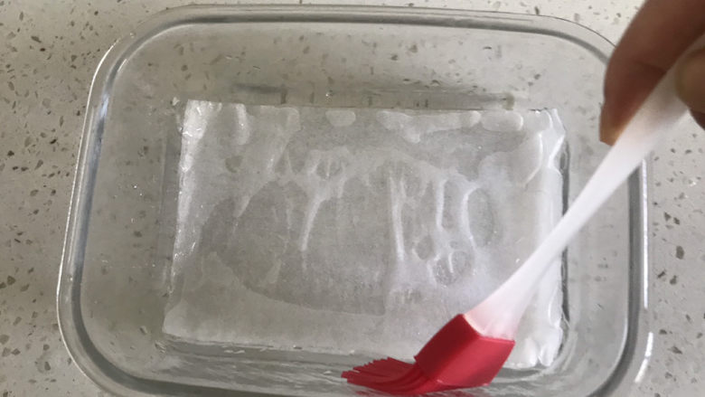 山药鸡蛋糕,模具底部垫油纸,四周刷油