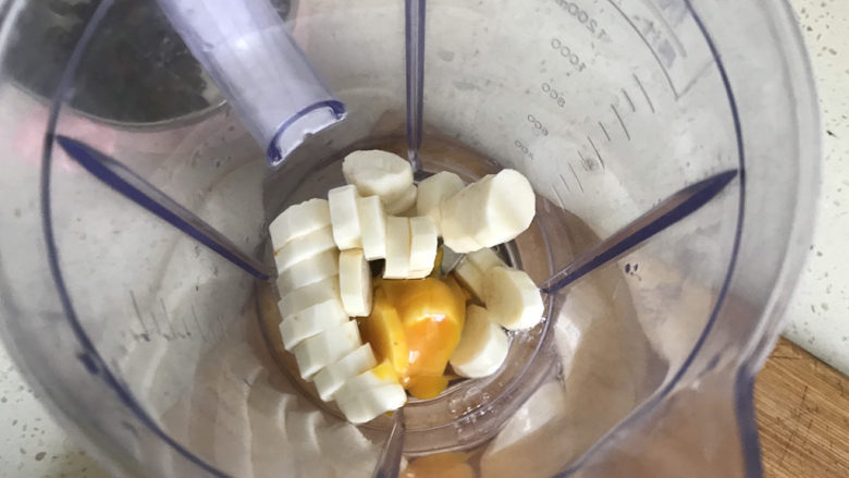 山药鸡蛋糕,放入破壁机,打入两个鸡蛋