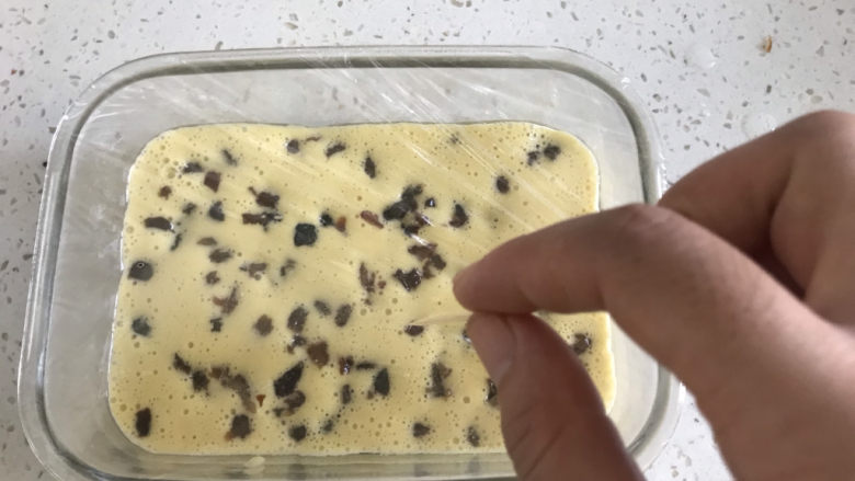 山药鸡蛋糕,封上保鲜膜,用牙签扎小孔