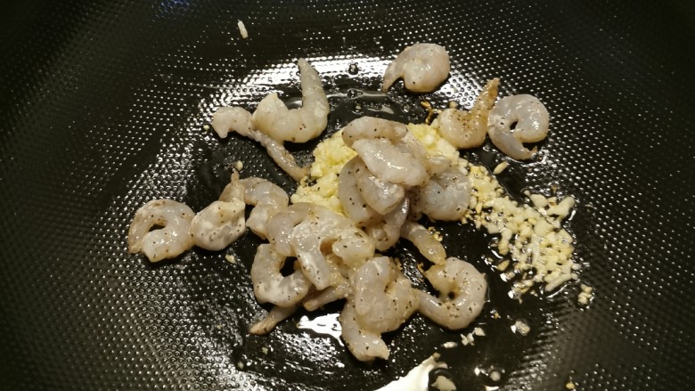 胡萝卜炒虾仁,再起油锅,放入1汤匙食用油,放入虾仁翻炒