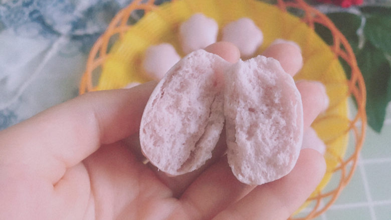 紫薯小馒头,掰开气孔细腻均匀,蓬松宣软